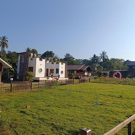 ม่วนใจ๋ปันสุข โฮมสเตย์แอนคาเฟ่ Muanjai Punsuk Homestay And Cafe تشوم تونغ المظهر الخارجي الصورة