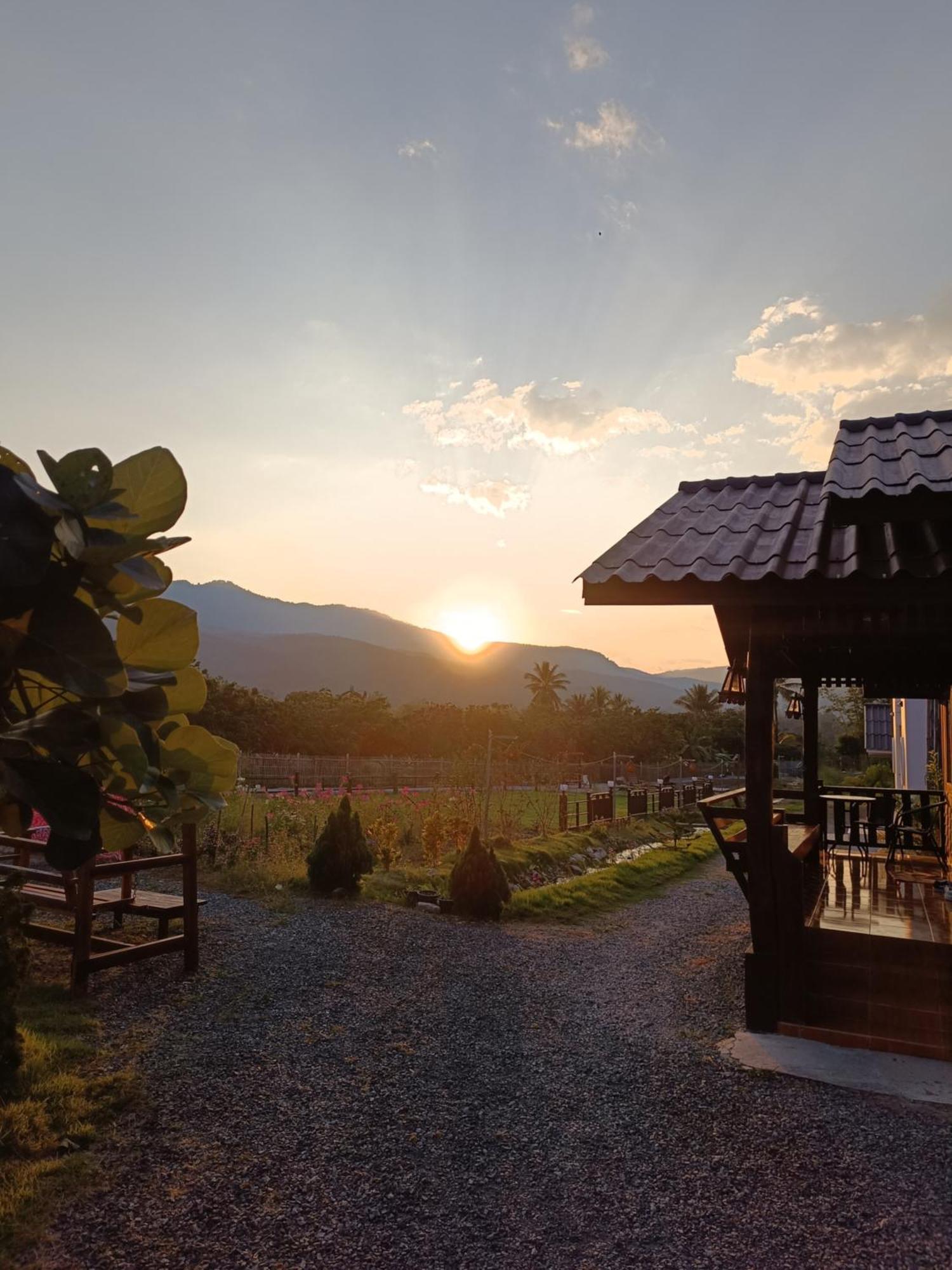 ม่วนใจ๋ปันสุข โฮมสเตย์แอนคาเฟ่ Muanjai Punsuk Homestay And Cafe تشوم تونغ المظهر الخارجي الصورة